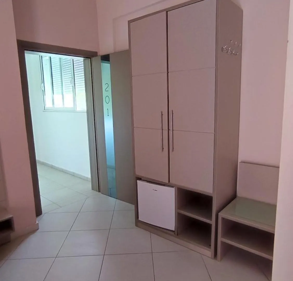 Hotel Olivio, דרמי