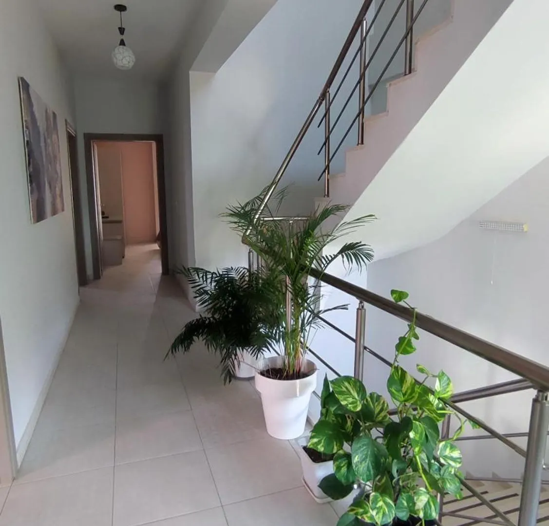 Hotel Olivio, דרמי אלבניה