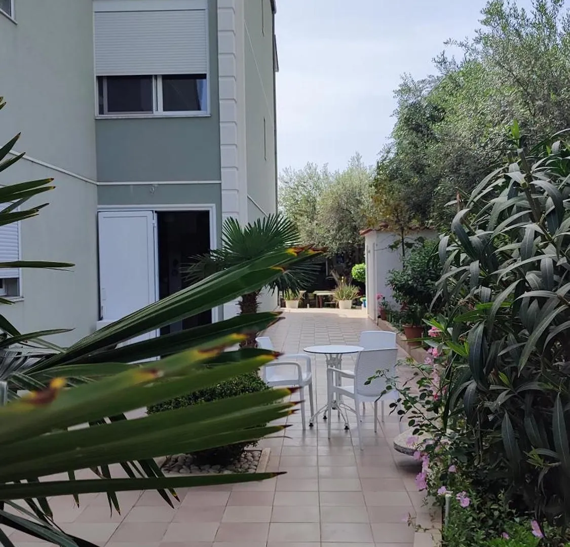 Hotel Olivio, דרמי