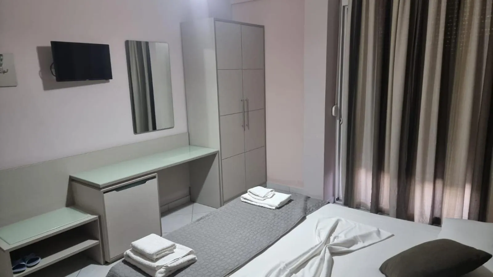 Hotel Olivio, דרמי