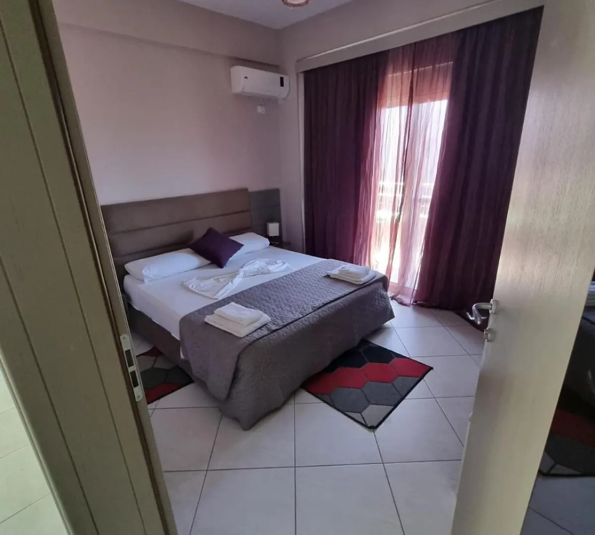 Hotel Olivio, דרמי