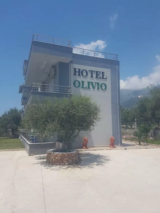 Hotel Olivio, דרמי