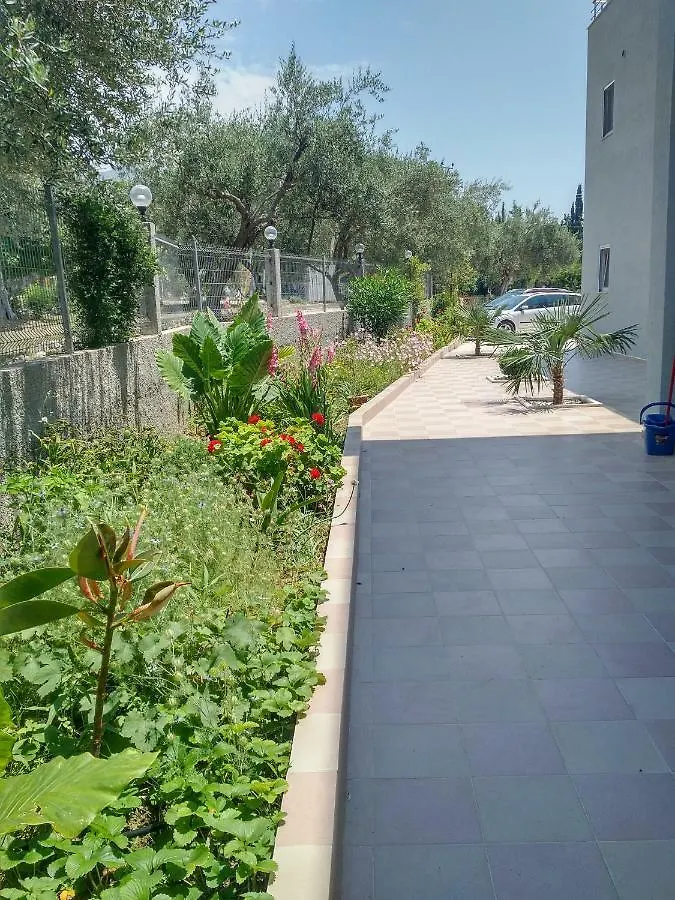 Hotel Olivio, דרמי